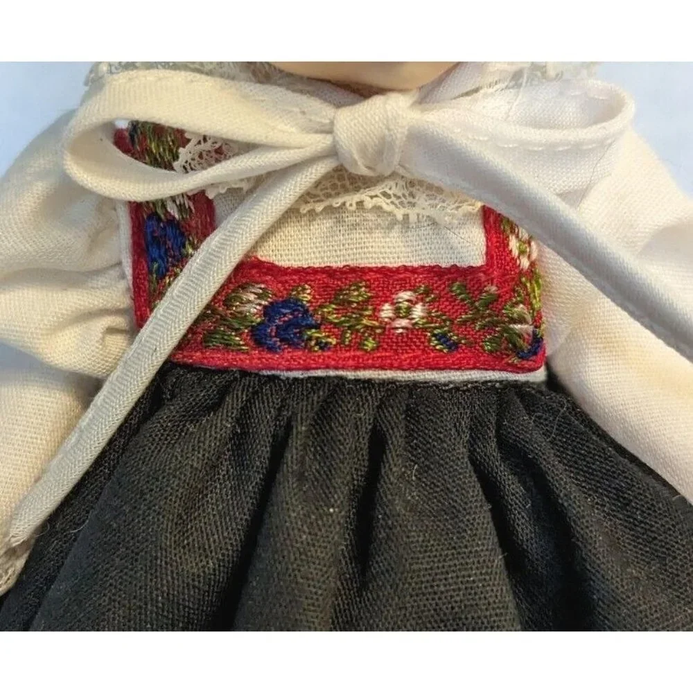Madame Alexander Norway Vtg Doll & Stand 1977 International Brunette Pretty Girl